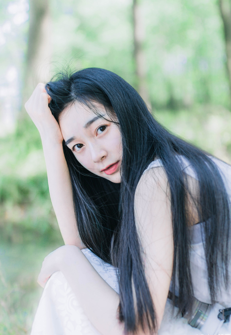 随着吕蒙一声喝令，周围的江东将士不再围杀陈到，而是开始将陈到附近的船只掀翻，一旦落水，这头地上的蛟龙恐怕也只能成为落水的凤凰。